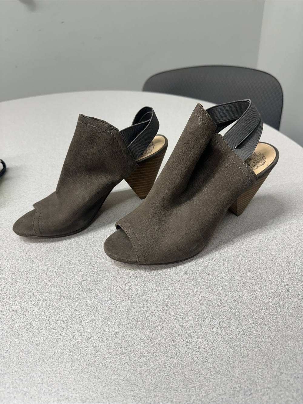 Vince Camuto Edora charcoal grey Peep-Toe Slingback Block Heels women’s 6